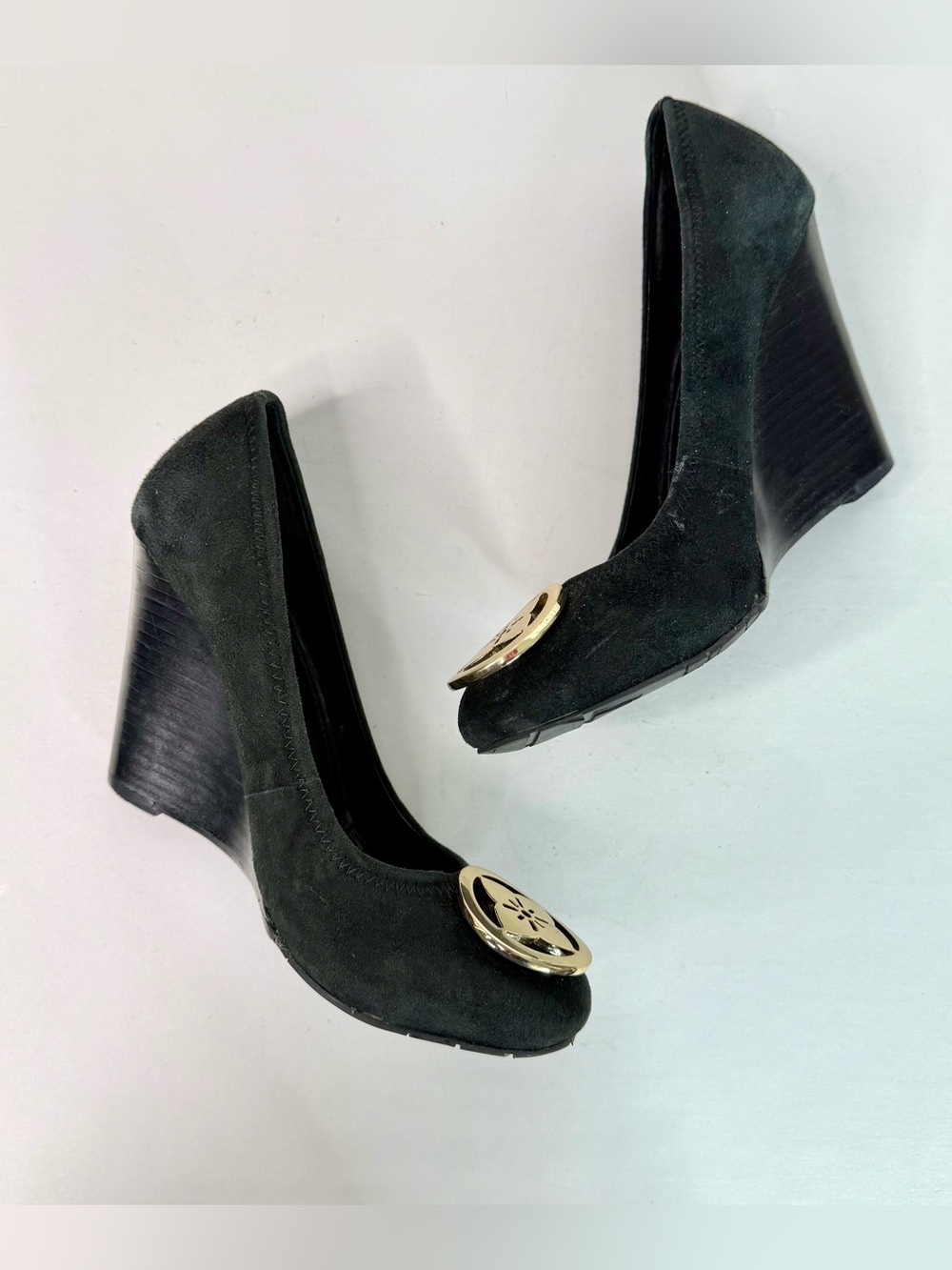 BCBGeneration Black Suede Round Closed Toe Wedge Wooden Heel Size 7 - Picture 16 of 16